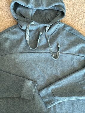 Women’s CALIA sweatshirt | small